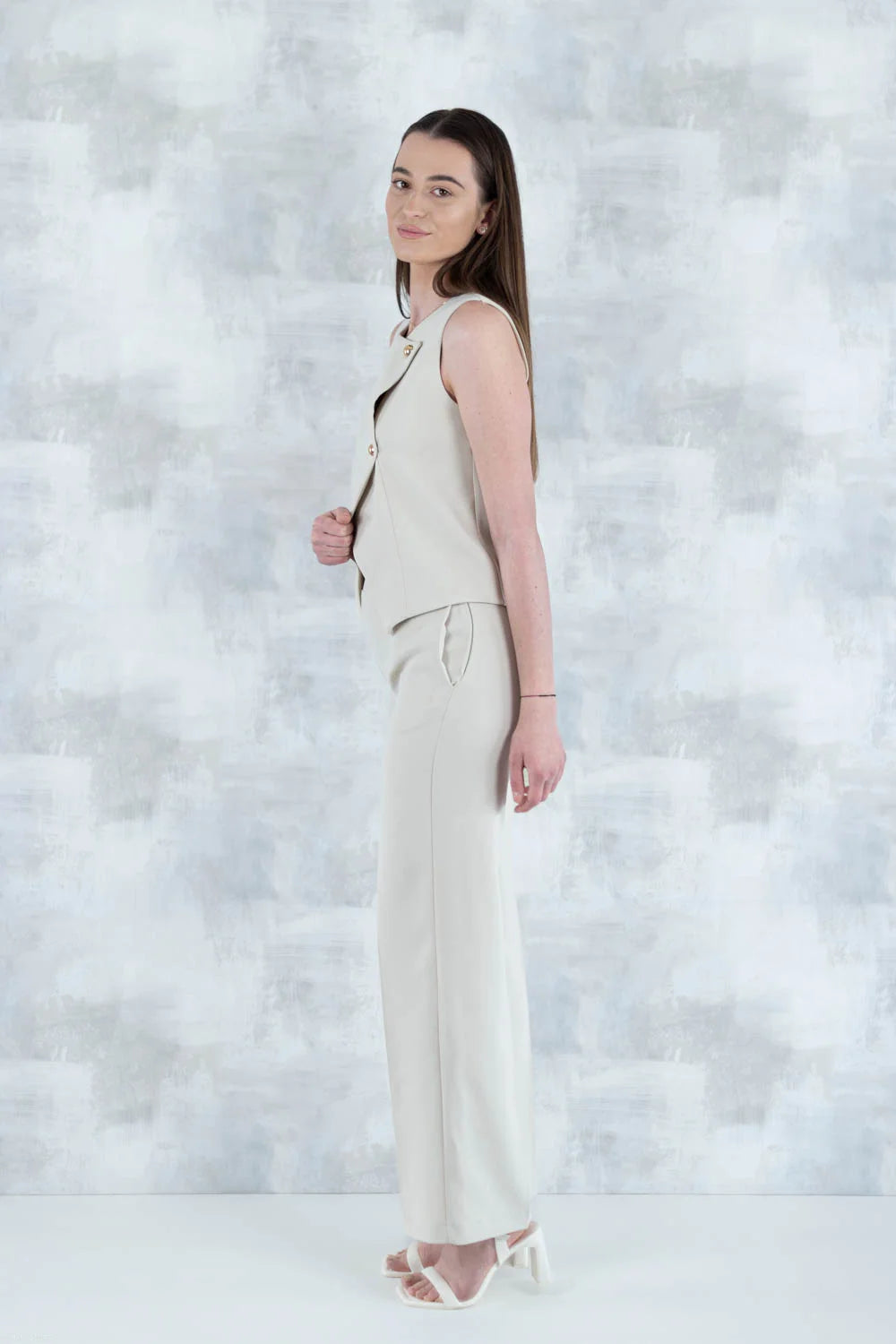 Compleu crem elegant 2 Piese – Vestă Asimetrică și Pantaloni cu Croi Drept 5008-010 - NIZIA