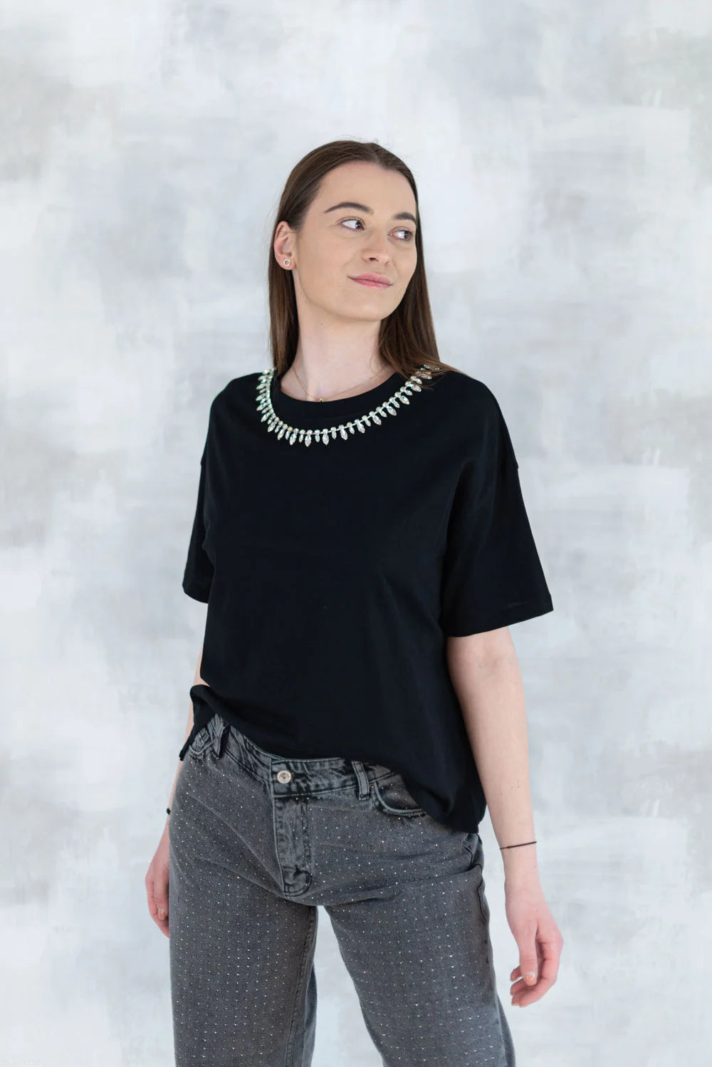 Tricou negru cu aplicații din pietre mari tip colier 12014-017 - NIZIA