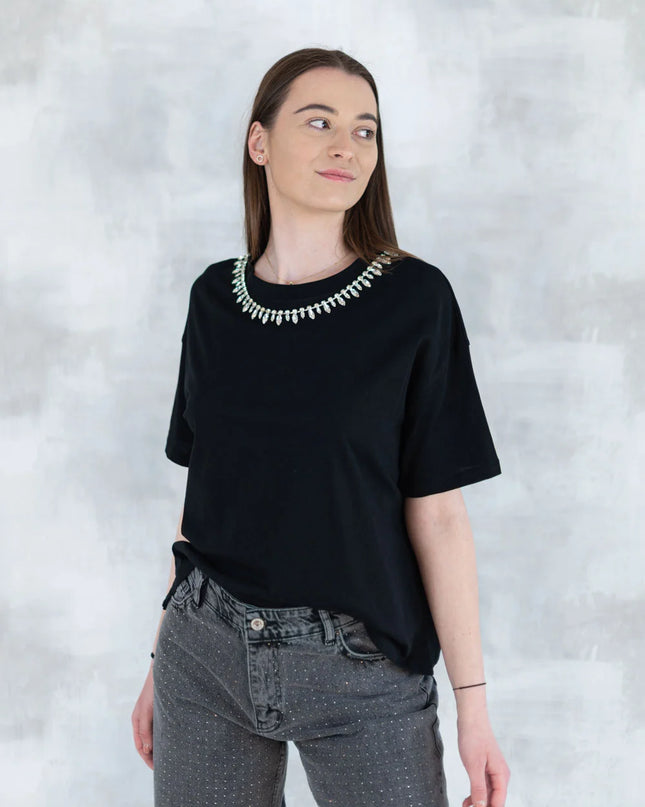 Tricou negru cu aplicații din pietre mari tip colier 12014-017 - NIZIA