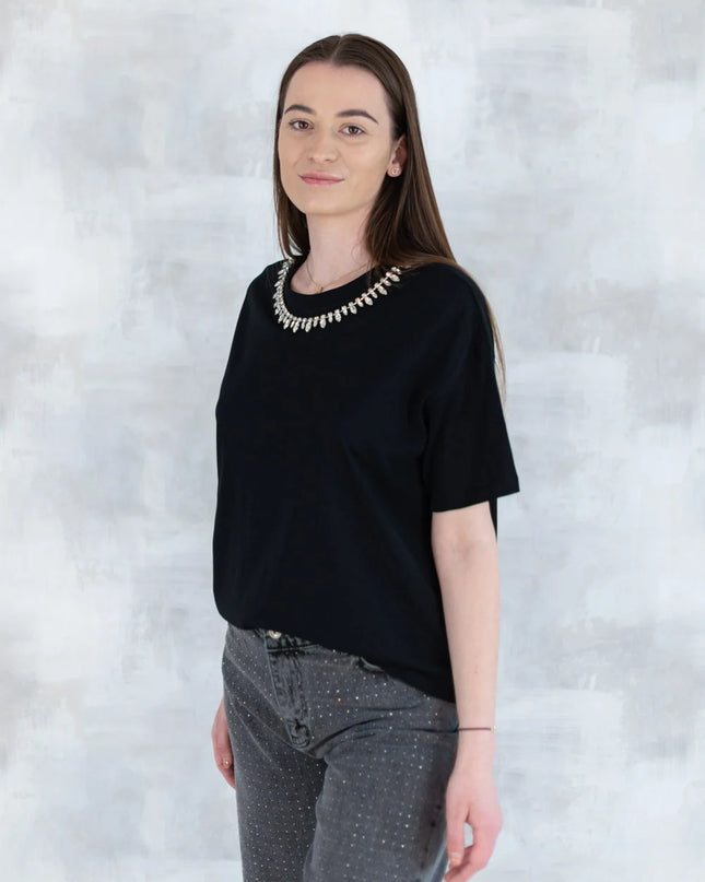 Tricou negru cu aplicații din pietre mari tip colier 12014-017 - NIZIA