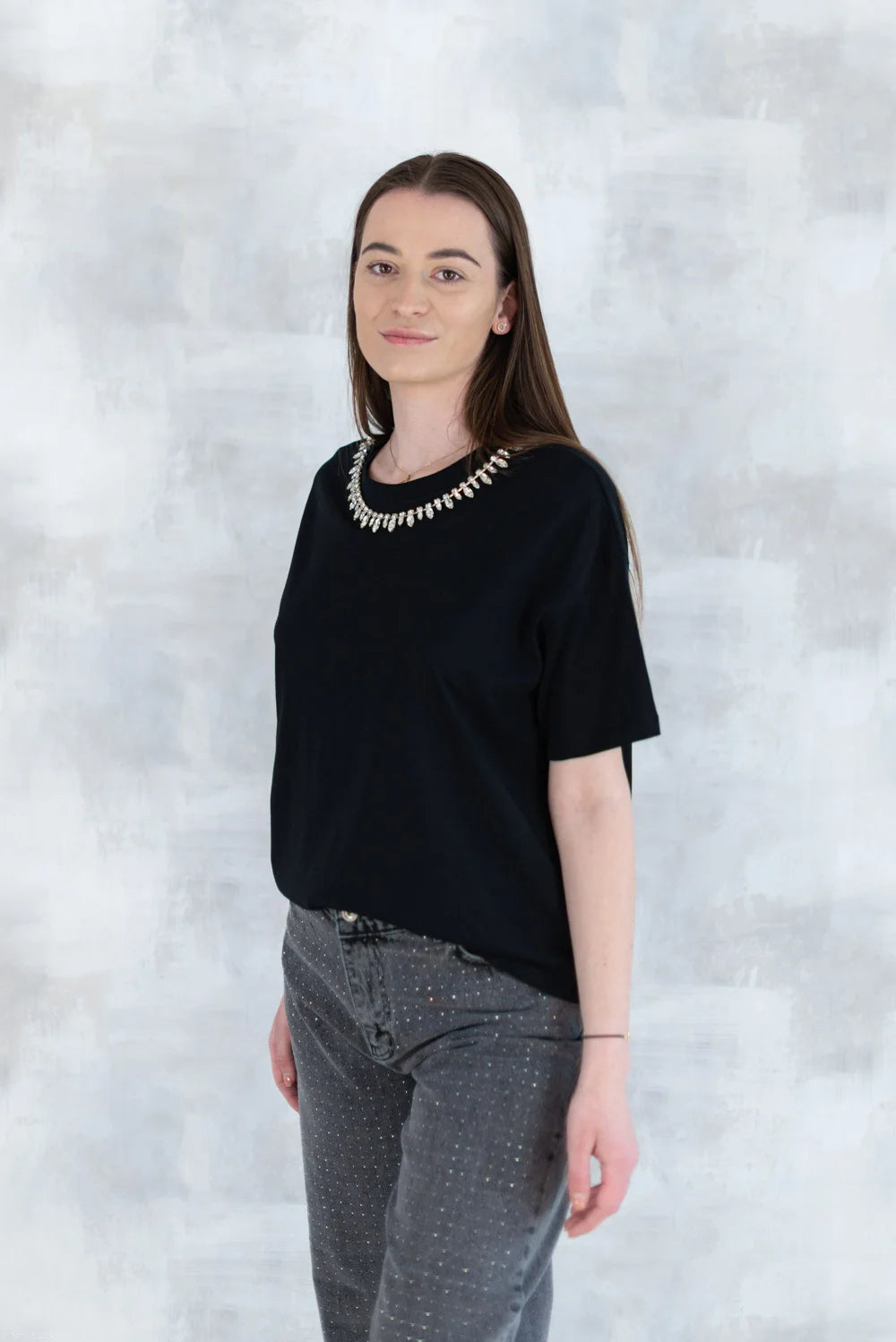 Tricou negru cu aplicații din pietre mari tip colier 12014-017 - NIZIA