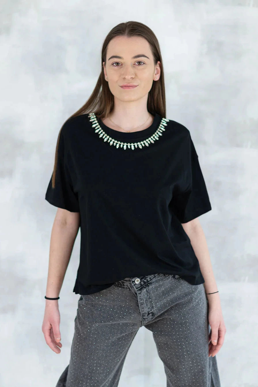 Tricou negru cu aplicații din pietre mari tip colier 12014-017 - NIZIA