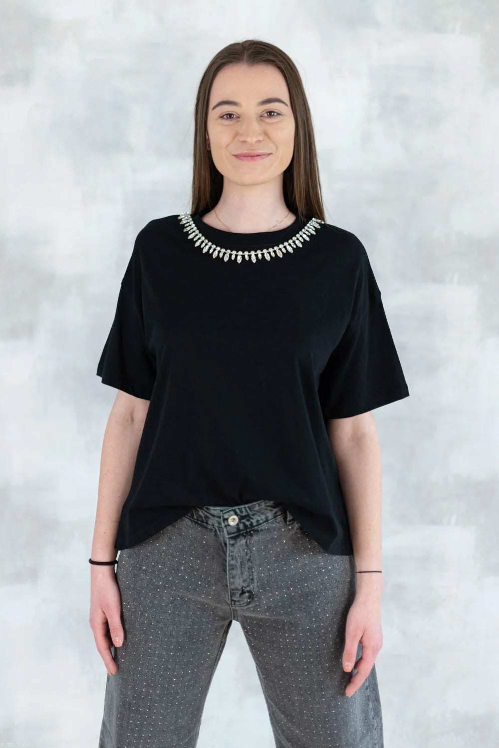 Tricou negru cu aplicații din pietre mari tip colier 12014-017 - NIZIA