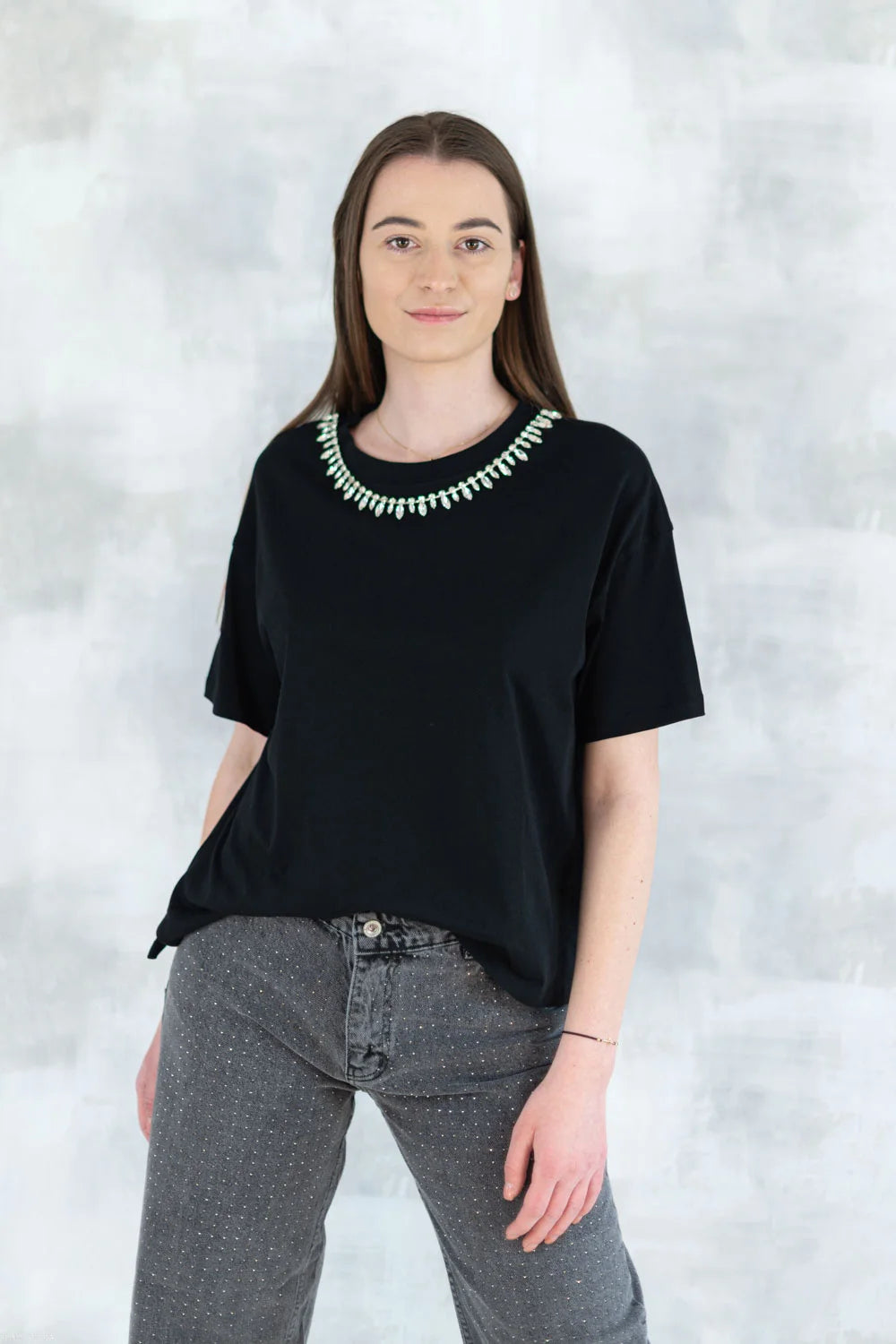 Tricou negru cu aplicații din pietre mari tip colier 12014-017 - NIZIA