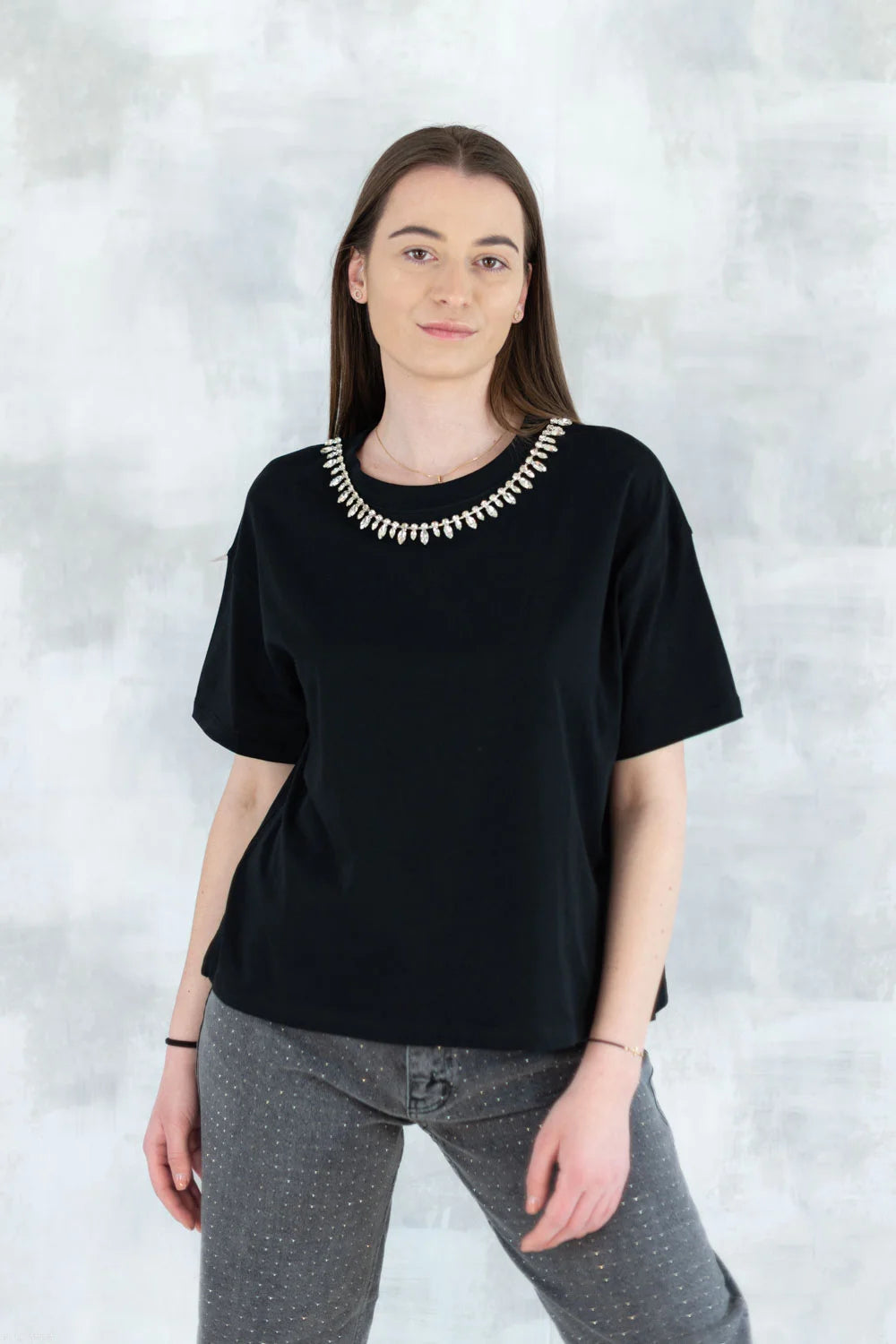 Tricou negru cu aplicații din pietre mari tip colier 12014-017 - NIZIA