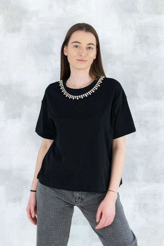Tricou negru cu aplicații din pietre mari tip colier 12014-017 - NIZIA