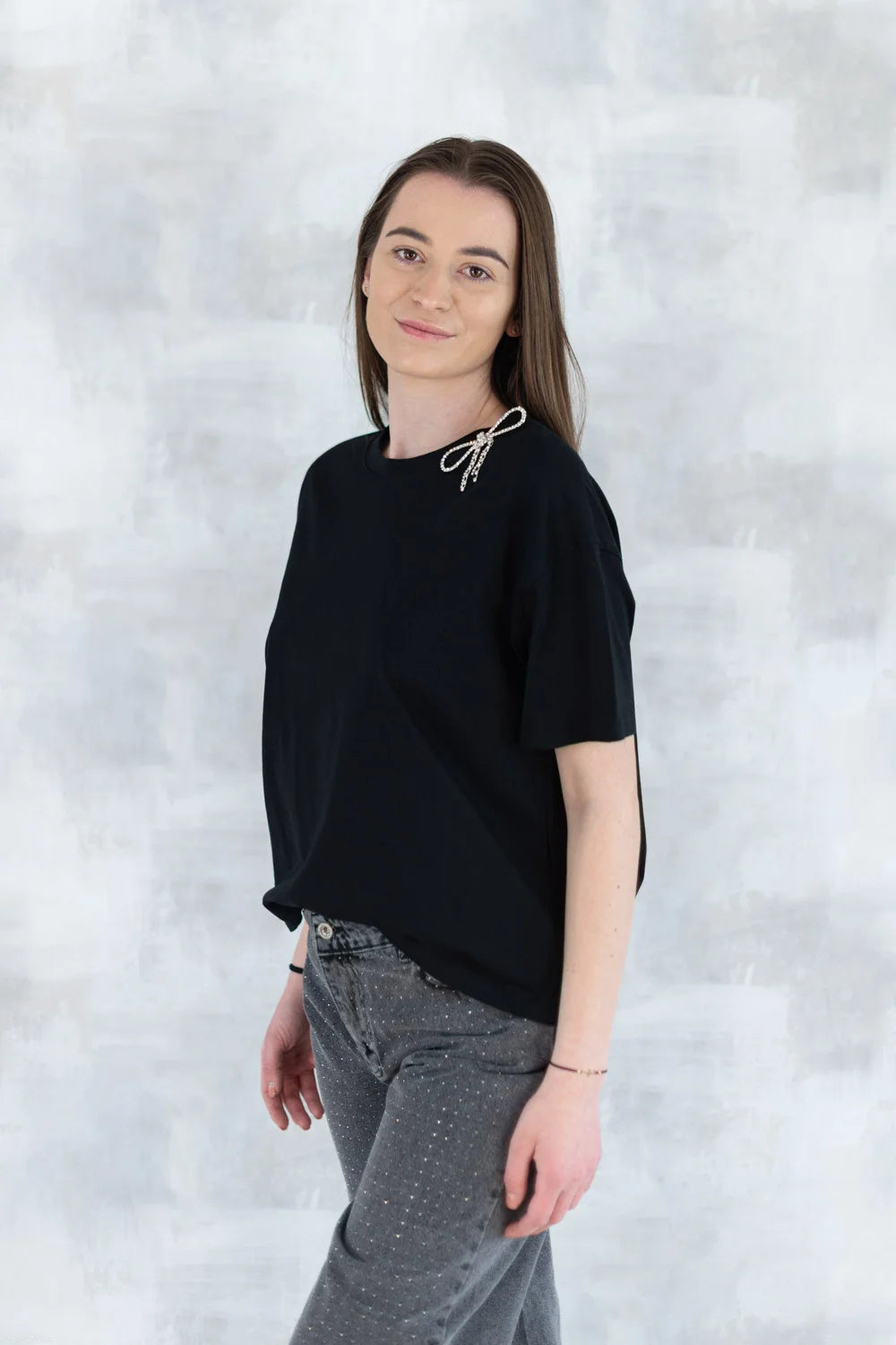 Tricou negru cu broșă tip fundiță detașabilă 12016-017 - NIZIA