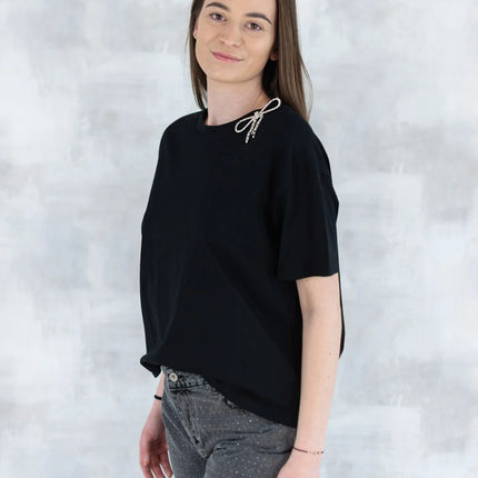 Tricou negru cu broșă tip fundiță detașabilă 12016-017 - NIZIA