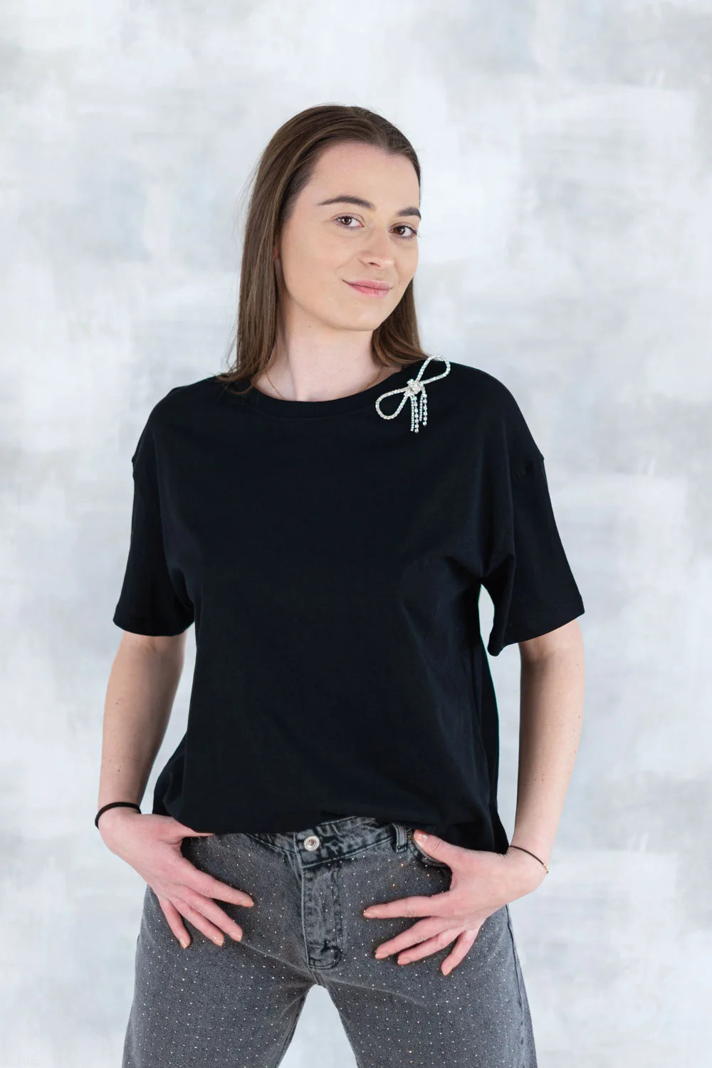 Tricou negru cu broșă tip fundiță detașabilă 12016-017 - NIZIA