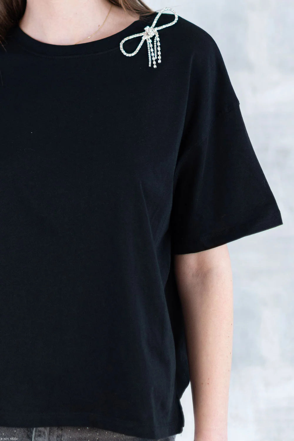 Tricou negru cu broșă tip fundiță detașabilă 12016-017 - NIZIA