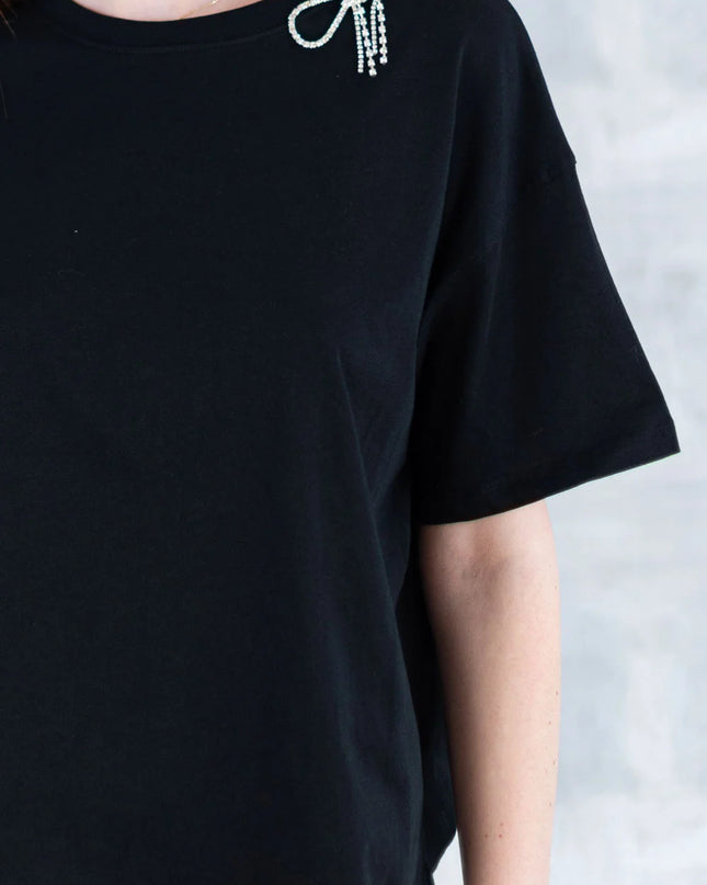 Tricou negru cu broșă tip fundiță detașabilă 12016-017 - NIZIA
