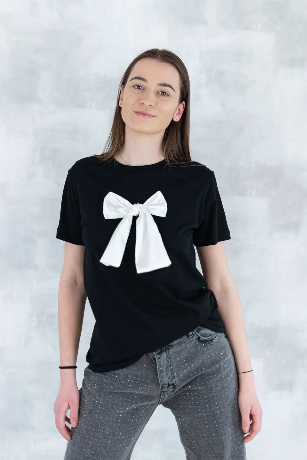 Tricou negru cu fundiță albă 12015-017 - NIZIA