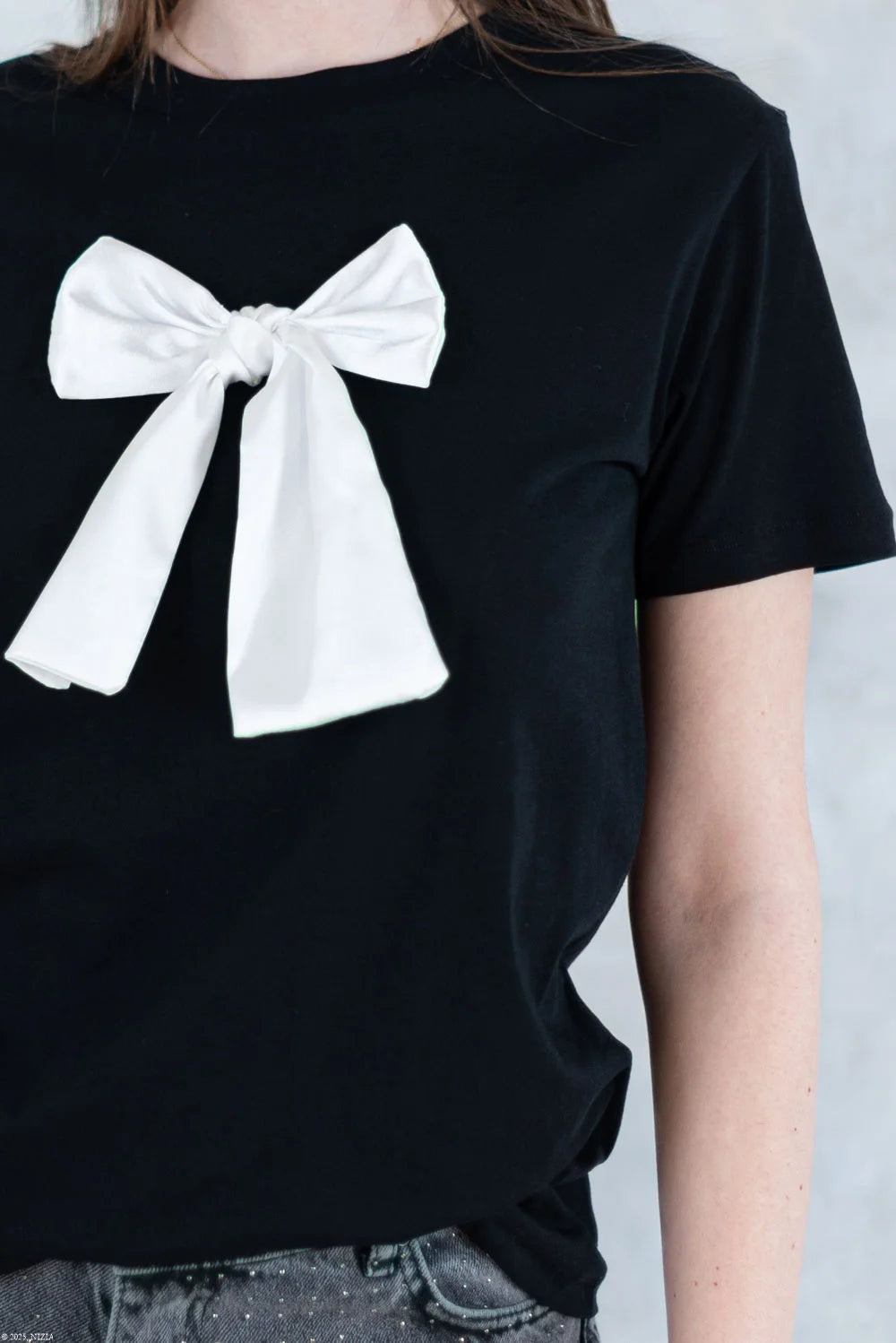 Tricou negru cu fundiță albă 12015-017 - NIZIA