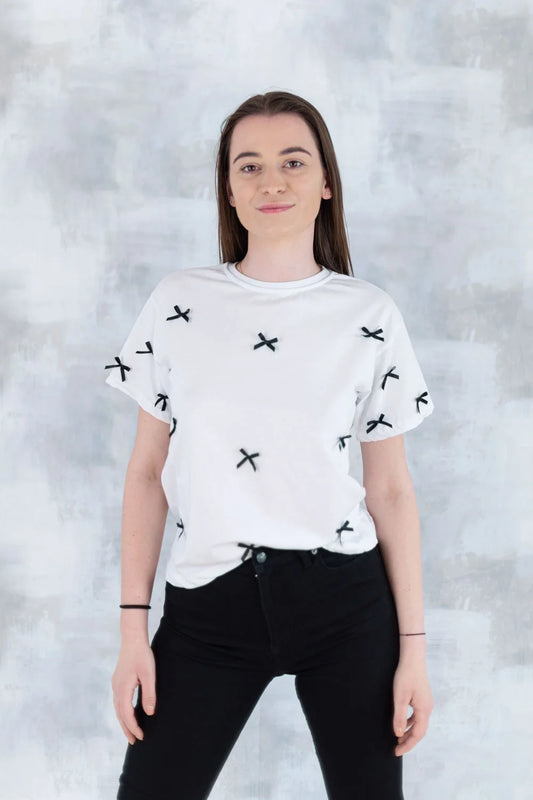 Tricou alb cu fundițe negre 12005-017 - NIZIA