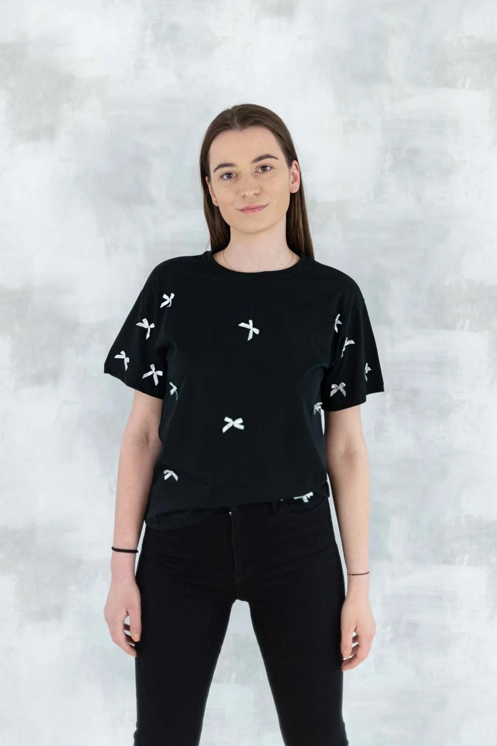 Tricou negru cu fundițe albe 12004-017 - NIZIA