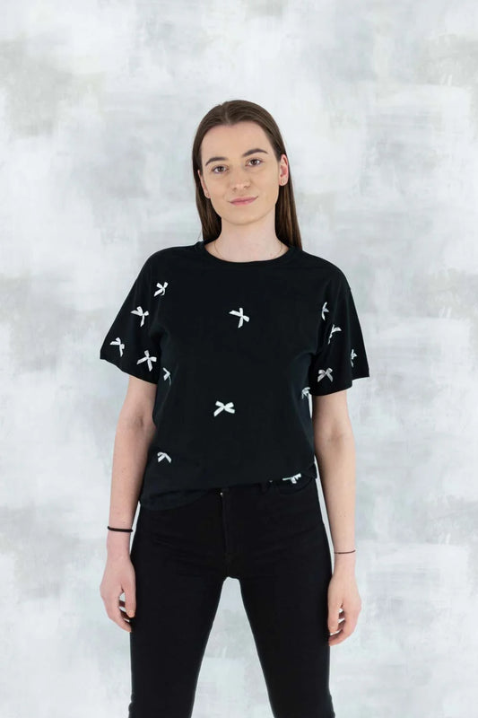 Tricou negru cu fundițe albe 12004-017 - NIZIA