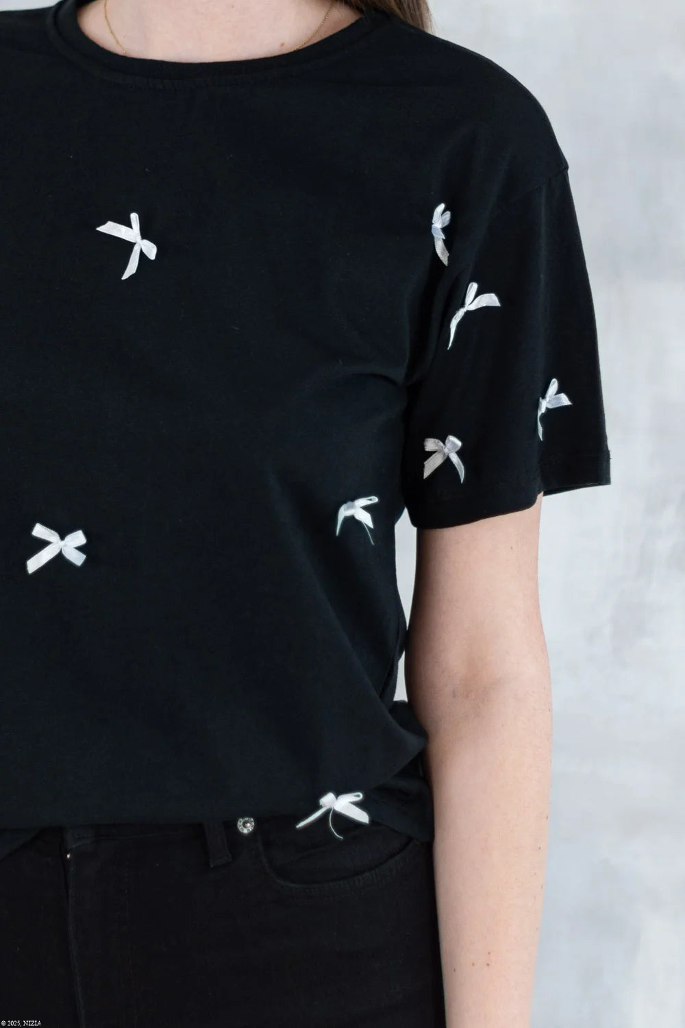 Tricou negru cu fundițe albe 12004-017 - NIZIA