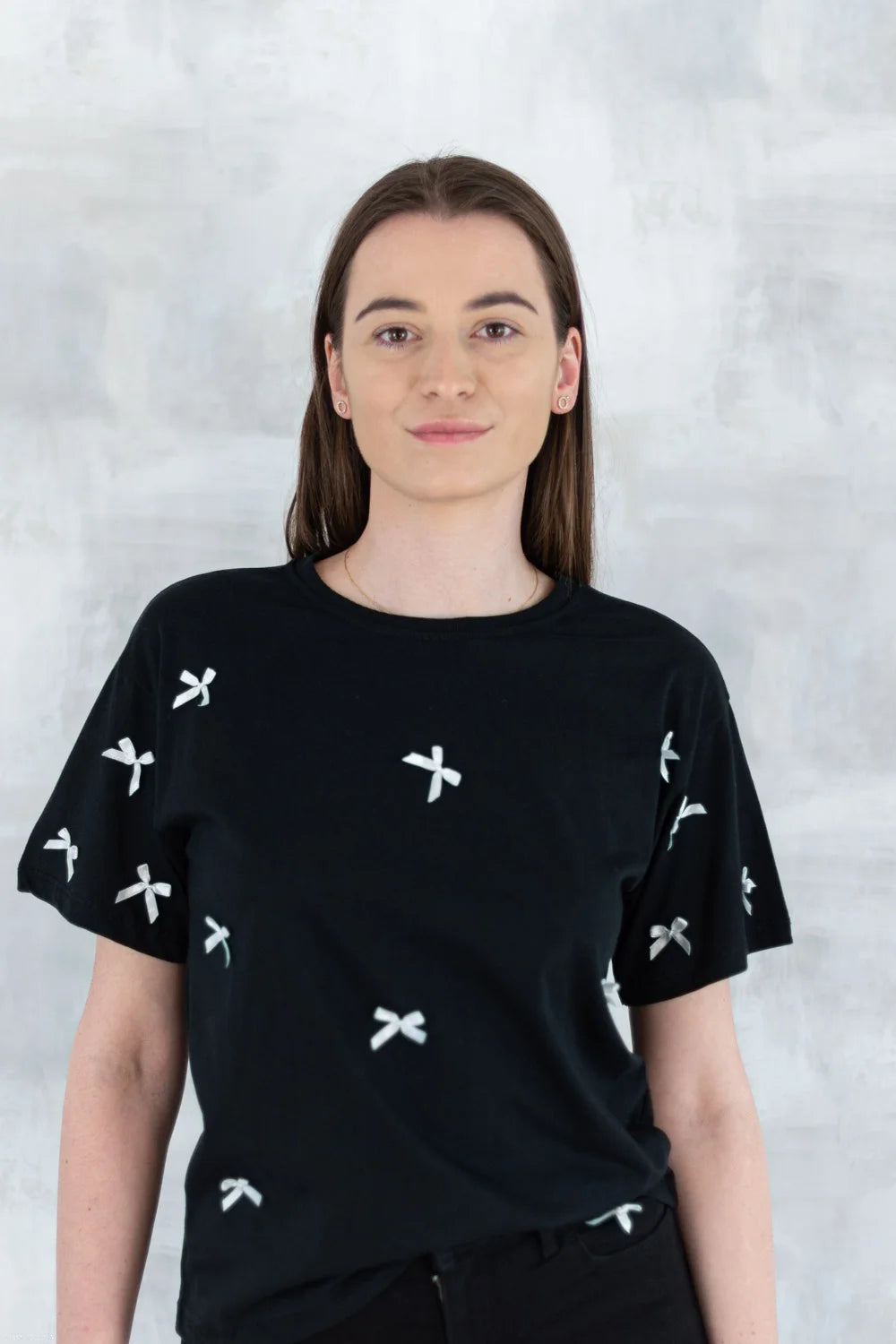 Tricou negru cu fundițe albe 12004-017 - NIZIA