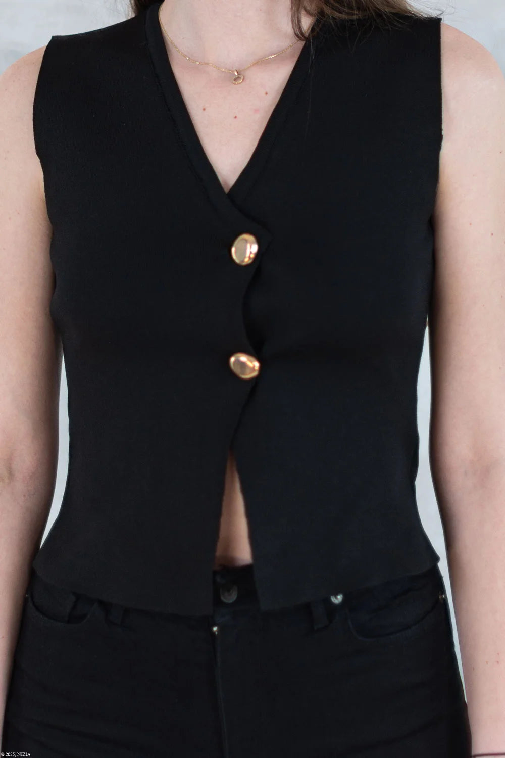 Vestă neagră elegantă cu nasturi aurii 11001-016 - NIZIA