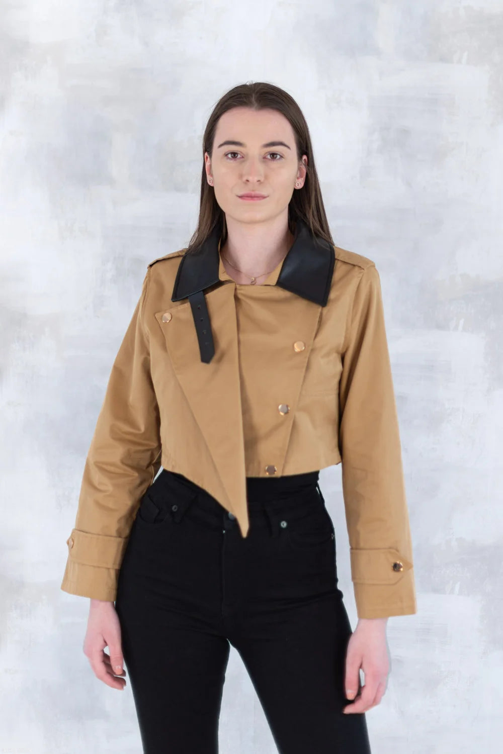 Jachetă scurtă camel cu guler negru 7009-012 - NIZIA