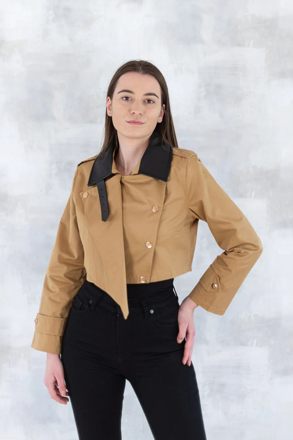 Jachetă scurtă camel cu guler negru 7009-012 - NIZIA