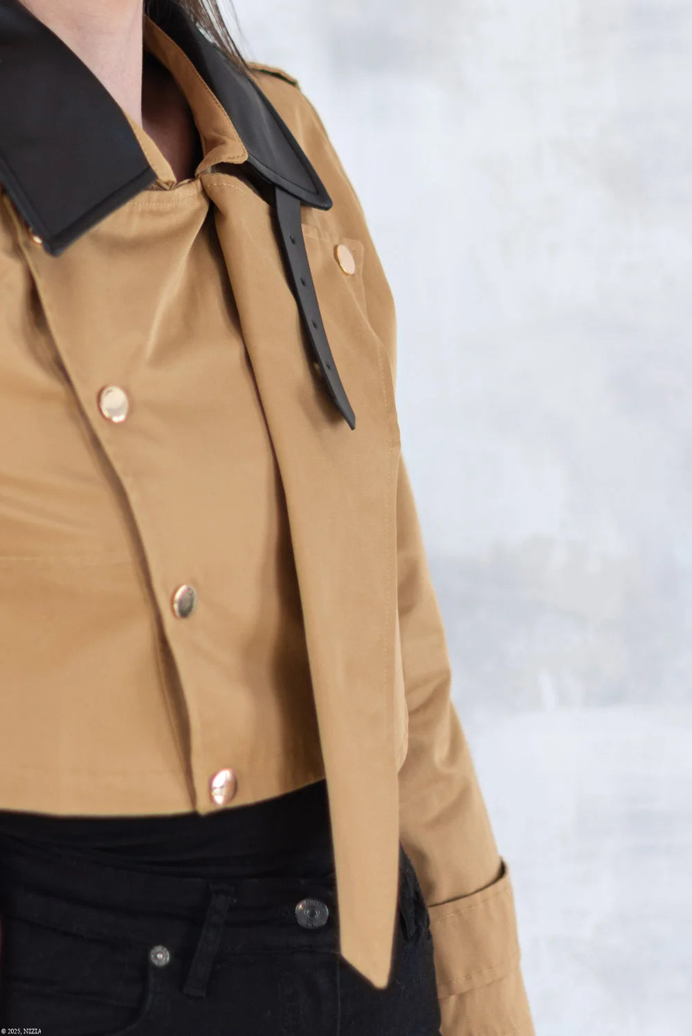 Jachetă scurtă camel cu guler negru 7009-012 - NIZIA