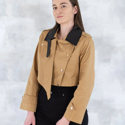 Jachetă scurtă camel cu guler negru 7009-012 - NIZIA