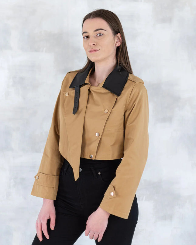 Jachetă scurtă camel cu guler negru 7009-012 - NIZIA