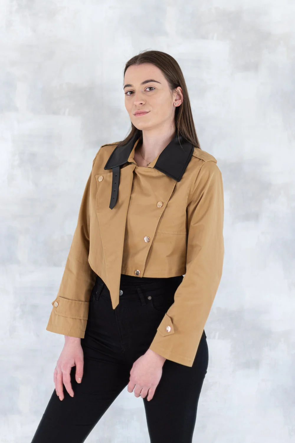 Jachetă scurtă camel cu guler negru 7009-012 - NIZIA