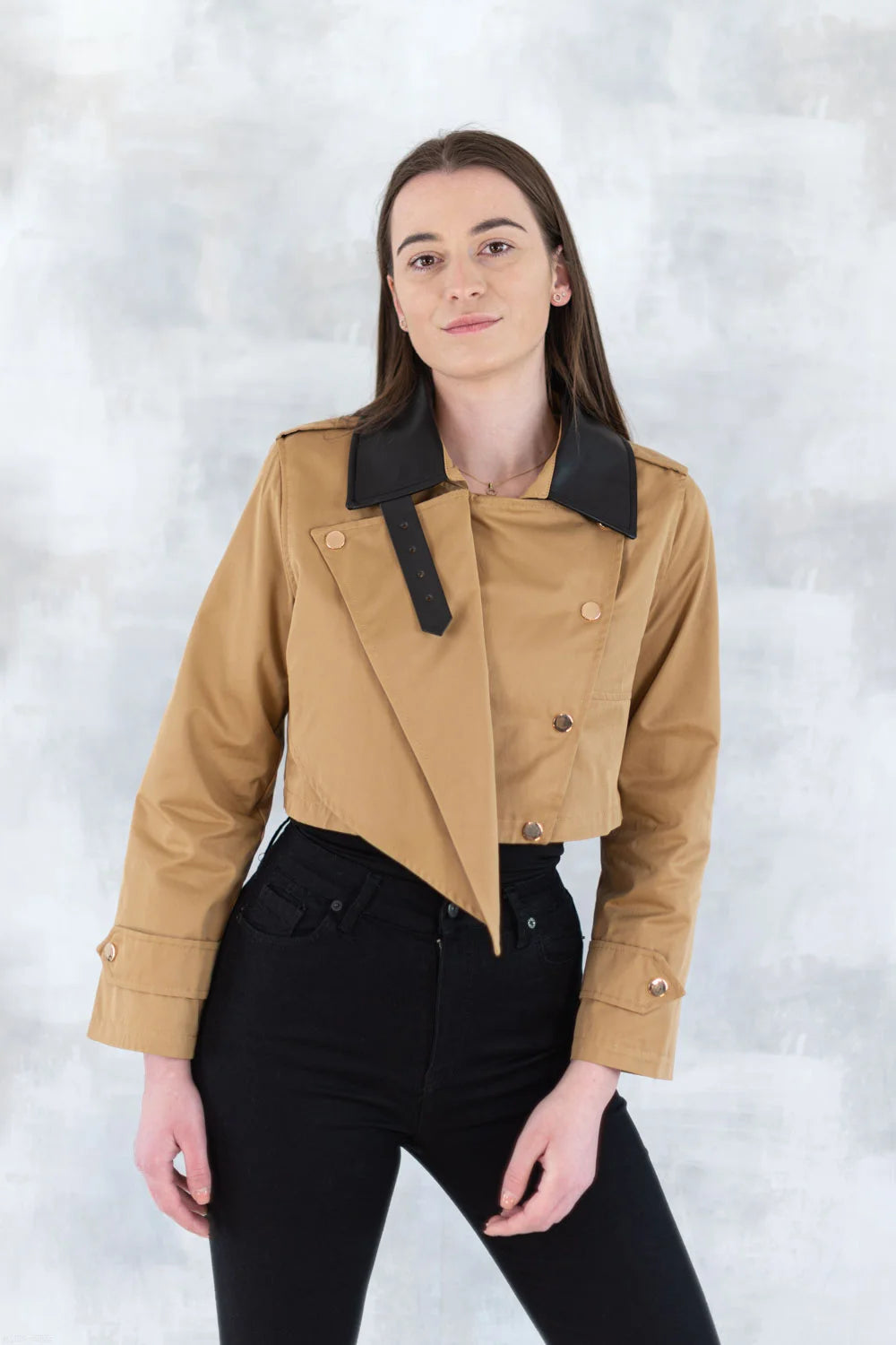 Jachetă scurtă camel cu guler negru 7009-012 - NIZIA