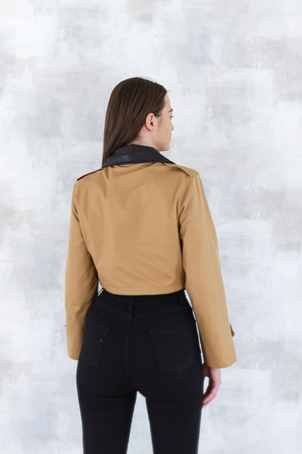 Jachetă scurtă camel cu guler negru 7009-012 - NIZIA