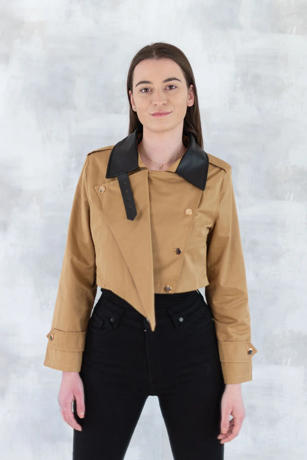 Jachetă scurtă camel cu guler negru 7009-012 - NIZIA