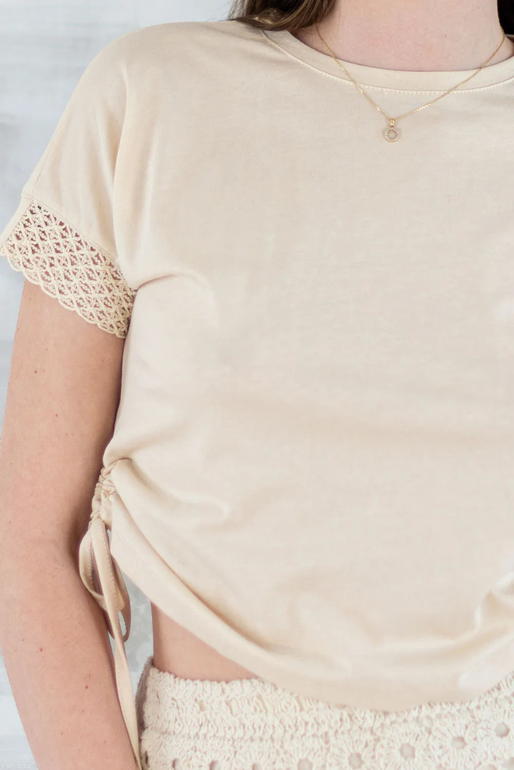 Tricou crem boho cu dantelă și șnur reglabil 12001-017 - NIZIA