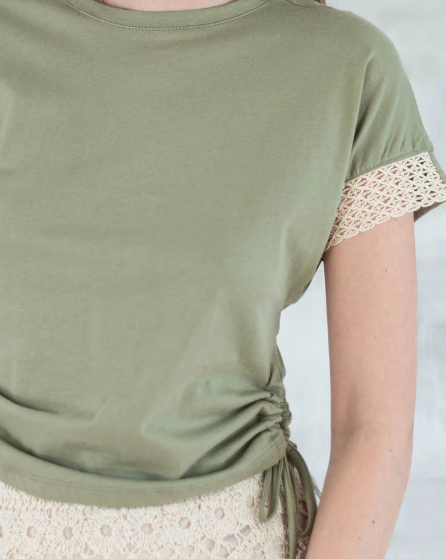 Tricou verde salvie boho cu dantelă și șnur reglabil 12003-017 - NIZIA