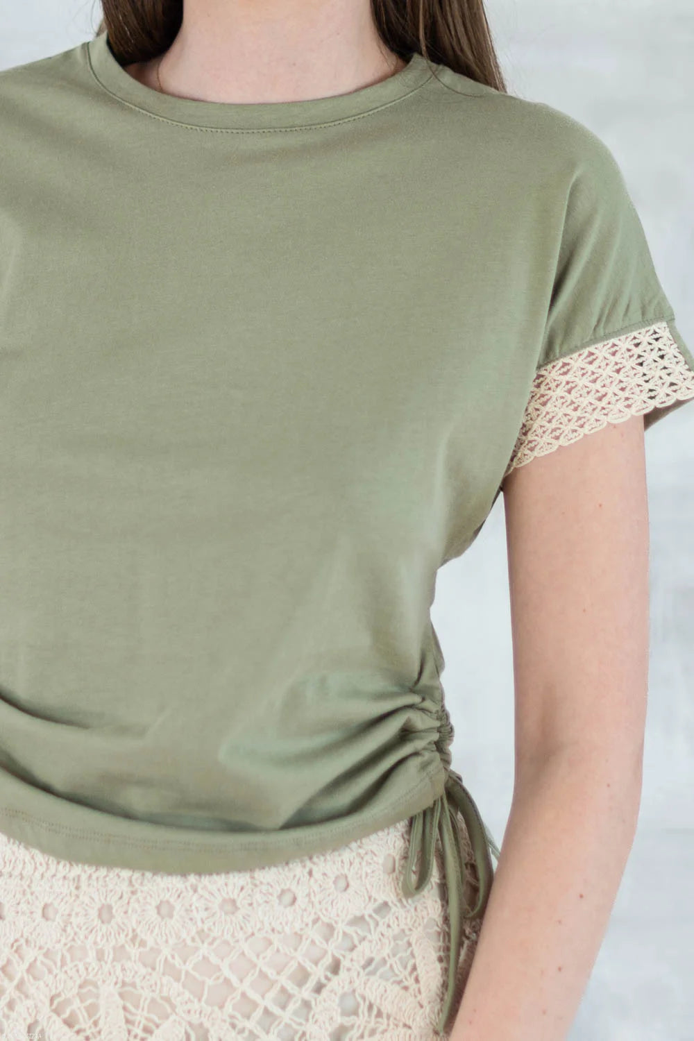 Tricou verde salvie boho cu dantelă și șnur reglabil 12003-017 - NIZIA