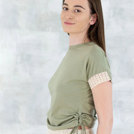 Tricou verde salvie boho cu dantelă și șnur reglabil 12003-017 - NIZIA