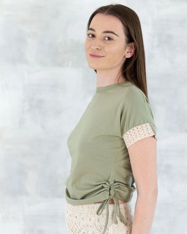 Tricou verde salvie boho cu dantelă și șnur reglabil 12003-017 - NIZIA
