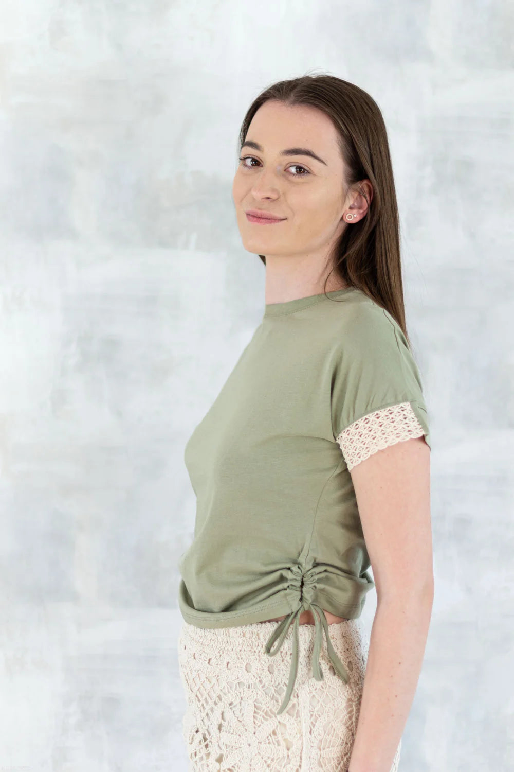 Tricou verde salvie boho cu dantelă și șnur reglabil 12003-017 - NIZIA