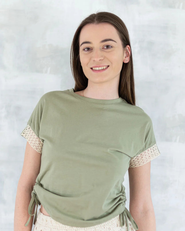 Tricou verde salvie boho cu dantelă și șnur reglabil 12003-017 - NIZIA