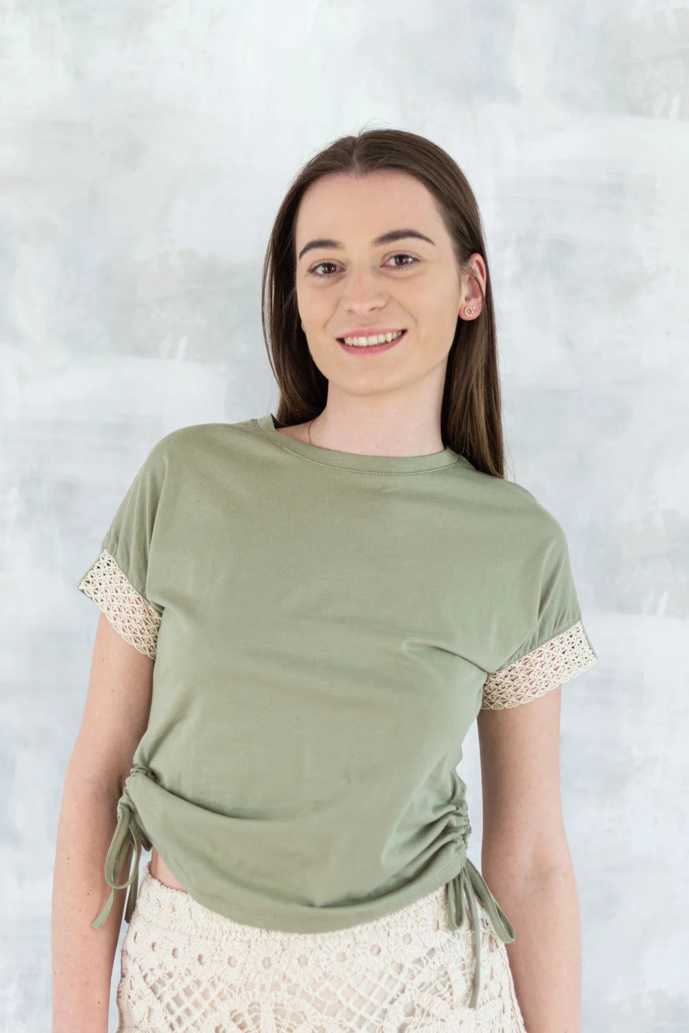 Tricou verde salvie boho cu dantelă și șnur reglabil 12003-017 - NIZIA
