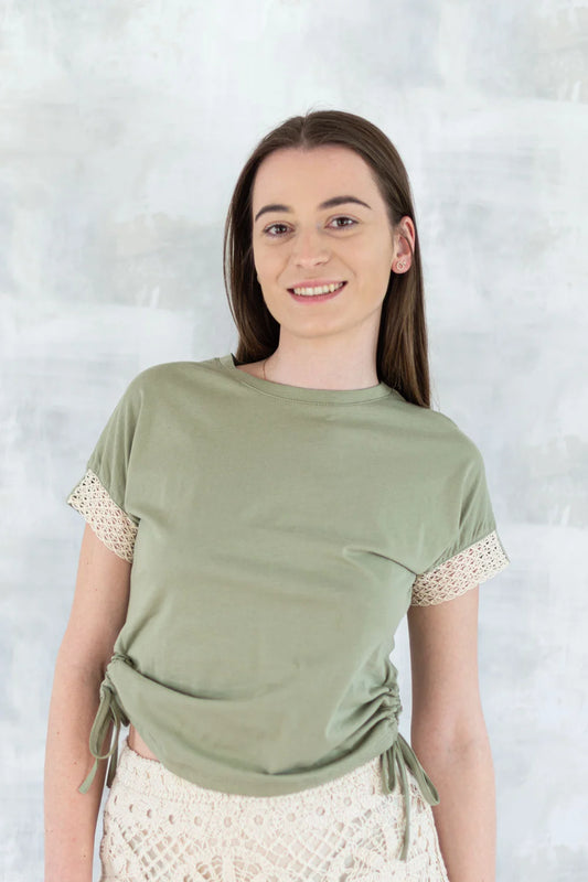 Tricou verde salvie boho cu dantelă și șnur reglabil 12003-017 - NIZIA