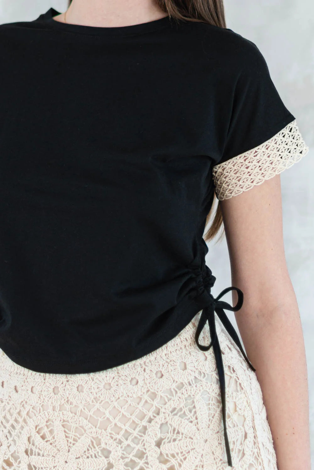 Tricou negru boho cu dantelă și șnur reglabil 12002-017 - NIZIA