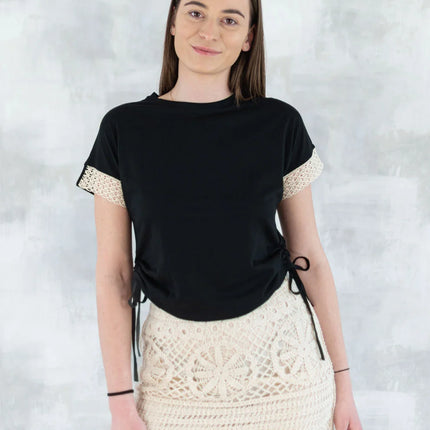 Tricou negru boho cu dantelă și șnur reglabil 12002-017 - NIZIA