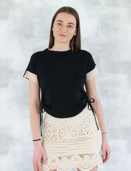 Tricou negru boho cu dantelă și șnur reglabil 12002-017 - NIZIA