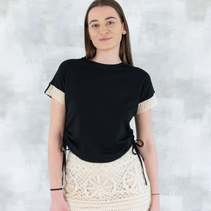 Tricou negru boho cu dantelă și șnur reglabil 12002-017 - NIZIA