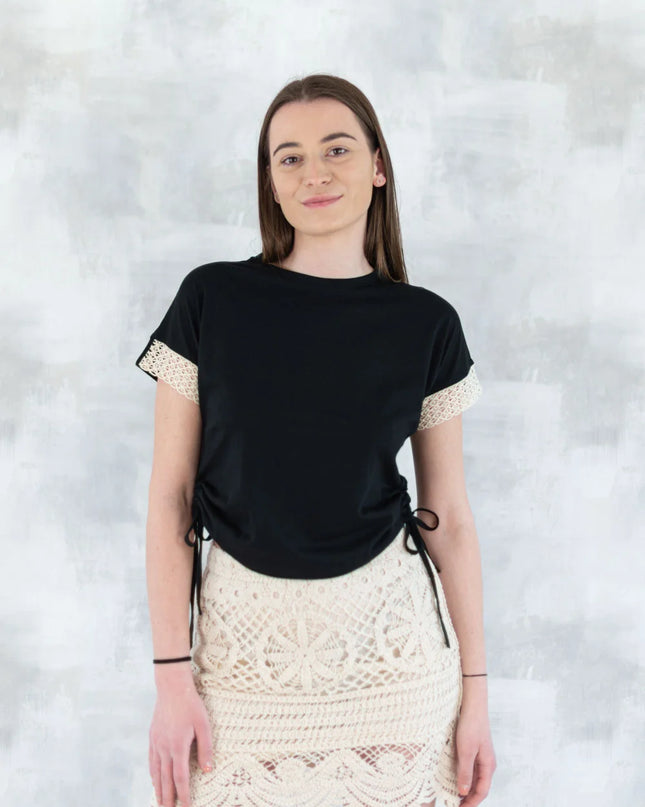 Tricou negru boho cu dantelă și șnur reglabil 12002-017 - NIZIA