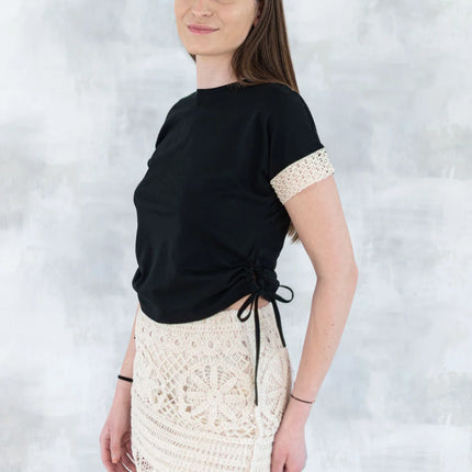 Tricou negru boho cu dantelă și șnur reglabil 12002-017 - NIZIA