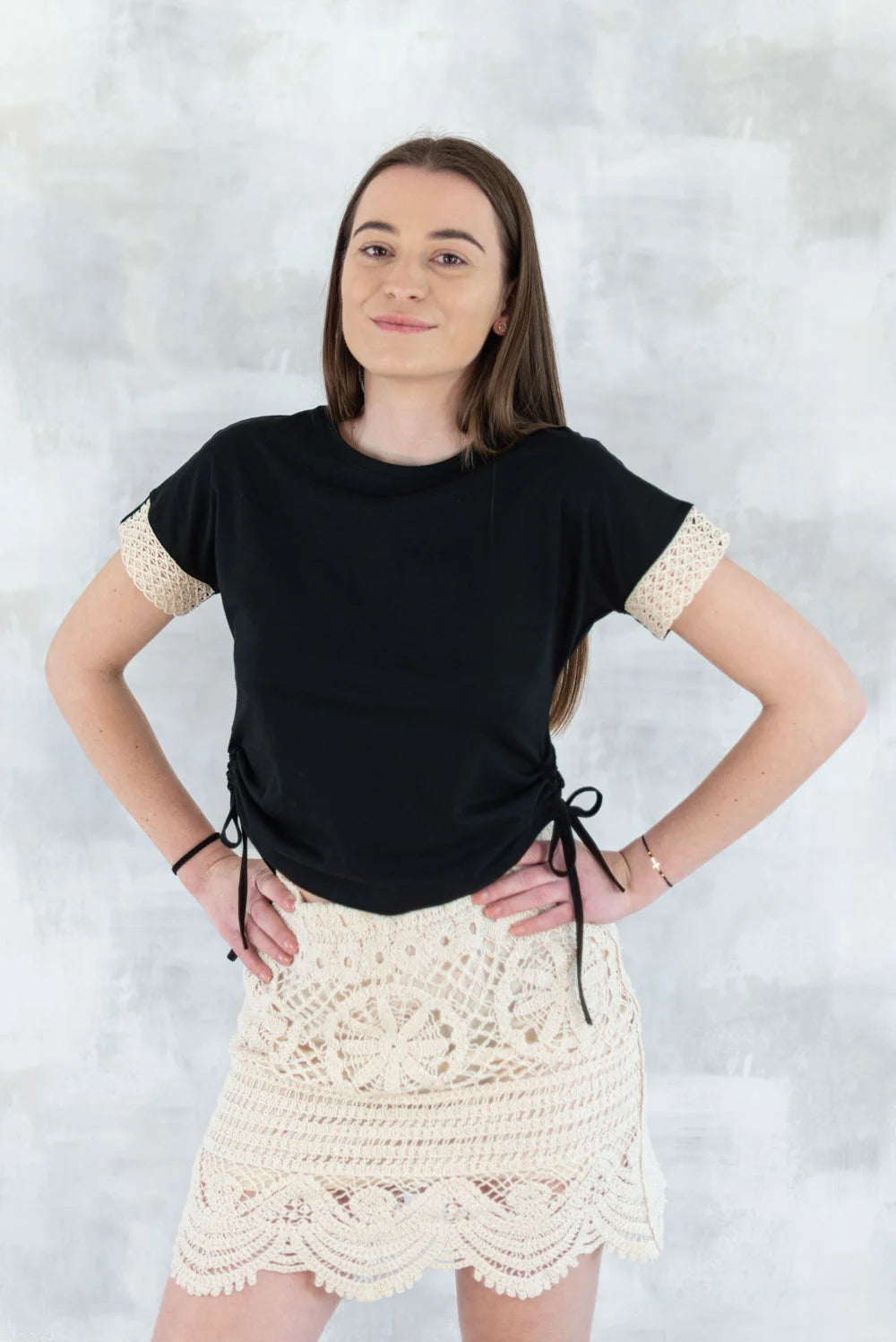 Tricou negru boho cu dantelă și șnur reglabil 12002-017 - NIZIA