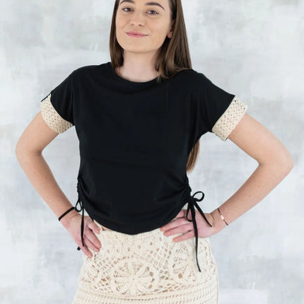 Tricou negru boho cu dantelă și șnur reglabil 12002-017 - NIZIA