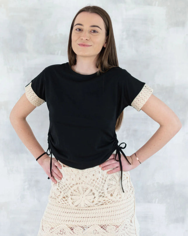Tricou negru boho cu dantelă și șnur reglabil 12002-017 - NIZIA